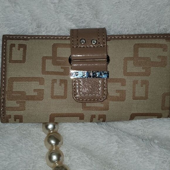 EUC Guess Slim Wallet with logo - Picture 5 of 8
